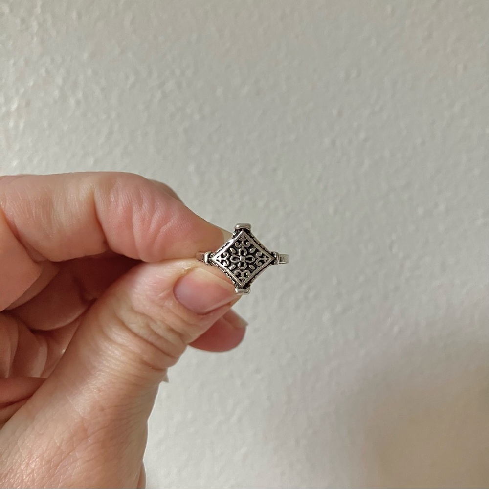 Elegant Silver Filigree Ring - Picture 11 of 12